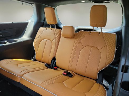 New 2023 Chrysler Pacifica Pinnacle image 6