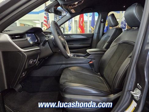 Used 2025 Jeep Grand Cherokee Altitude image 7