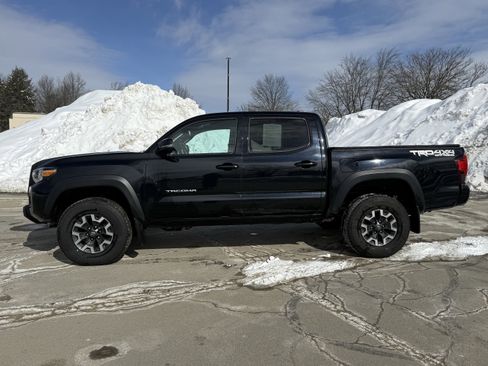 Used 2019 Toyota Tacoma TRD Off-Road w/ Technology Package image 2