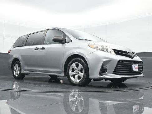 Used 2020 Toyota Sienna L image 24
