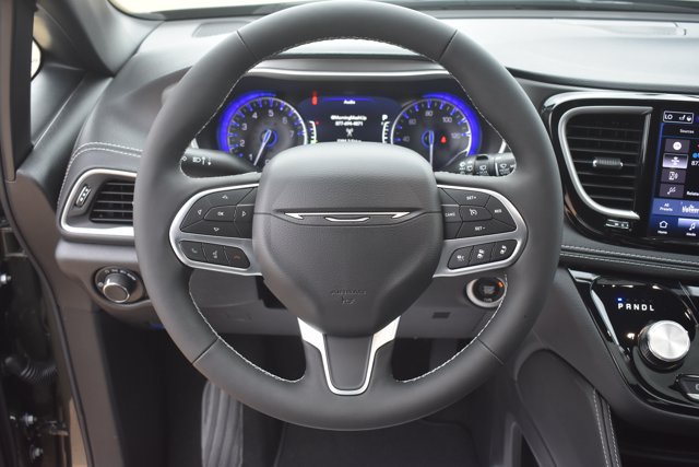 New 2027 Chrysler Pacifica Limited AWD/4WD image 22