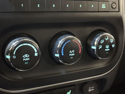 Used 2016 Jeep Compass Latitude FWD image 15