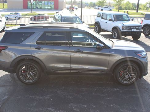 Used 2025 Ford Explorer ST-Line w/ ST-Line Street Pack AWD/4WD image 8