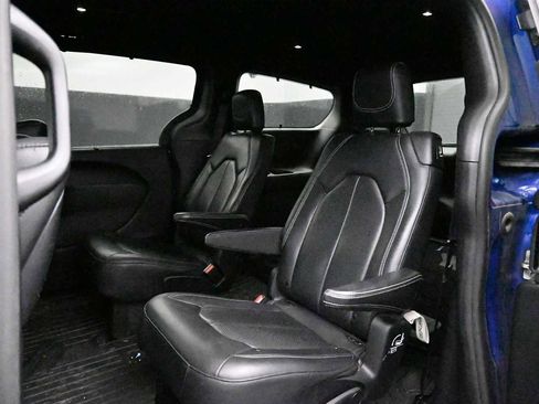 Used 2019 Chrysler Pacifica Touring-L Plus w/ Advanced Safetytec Group FWD image 18