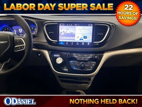 Used 2024 Chrysler Pacifica Touring-L FWD image 13