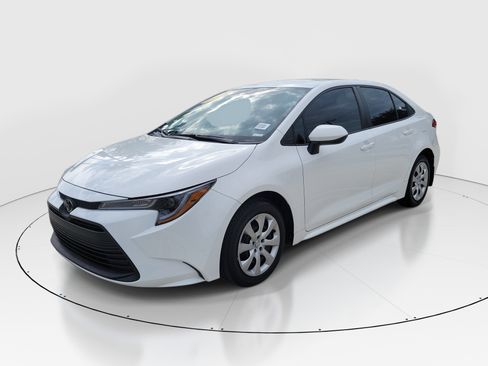 Used 2025 Toyota Corolla LE FWD image 3