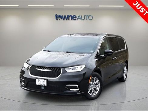 Used 2024 Chrysler Pacifica Touring-L image 11