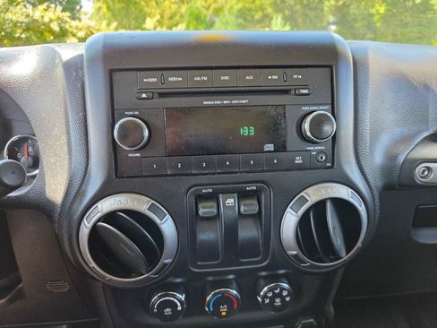 Used 2015 Jeep Wrangler Sport w/ Quick Order Package 24S AWD/4WD image 17