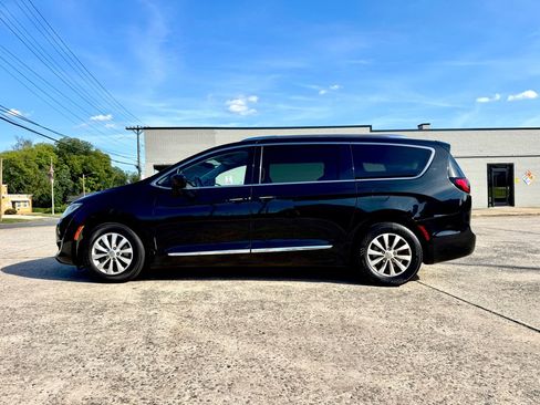 Used 2019 Chrysler Pacifica Touring-L FWD image 6