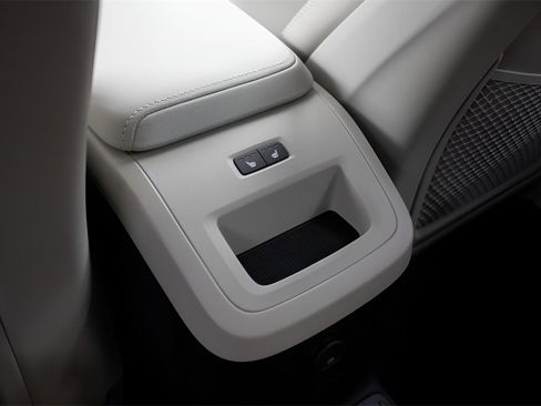 Certified 2024 Volvo XC60 T8 Ultimate w/ Protection Package Premier image 20