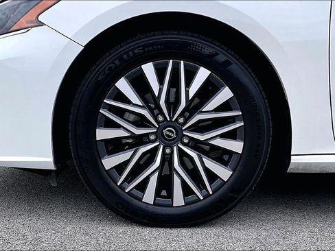 Used 2025 Nissan Altima 2.5 SV FWD image 9