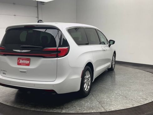 Used 2024 Chrysler Pacifica Touring-L image 38