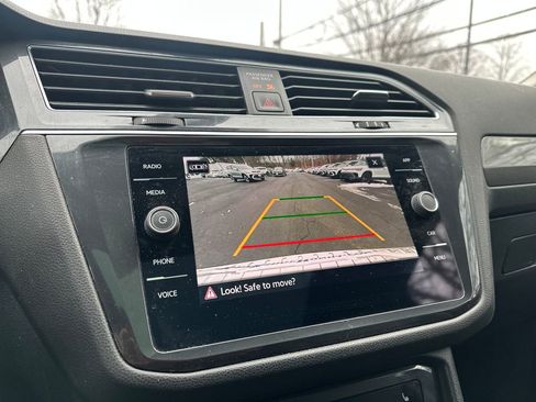 Used 2023 Volkswagen Tiguan SE w/ Panoramic Sunroof Package image 10