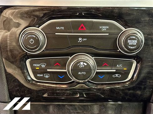 Used 2017 Chrysler 300 C image 18