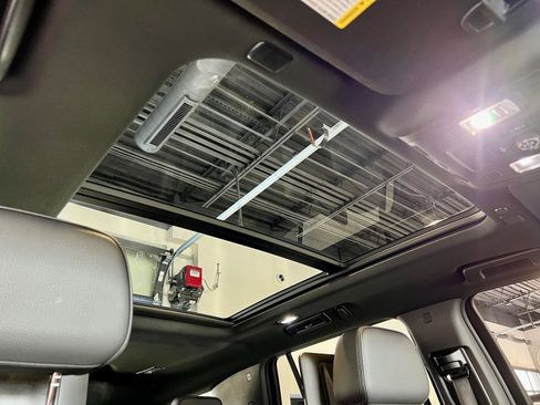 Used 2021 GMC Yukon Denali w/ Denali Premium Package image 18