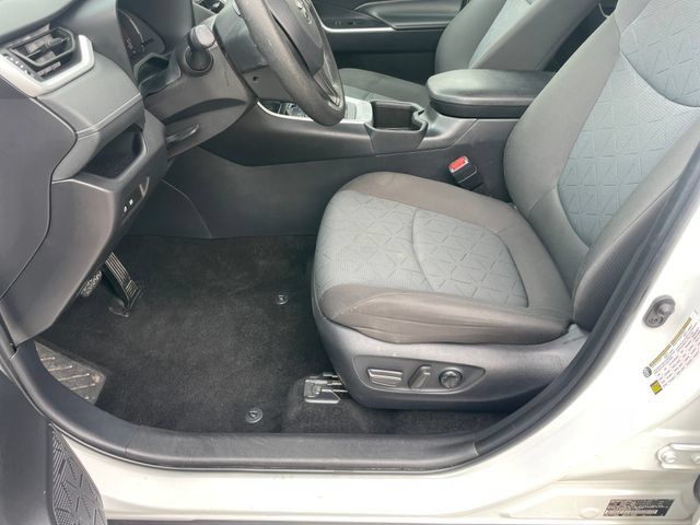 Used 2025 Toyota RAV4 XLE AWD/4WD image 9
