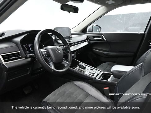 Used 2024 Mitsubishi Outlander SE image 6