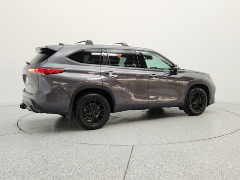 Used 2021 Toyota Highlander XLE AWD/4WD image 5