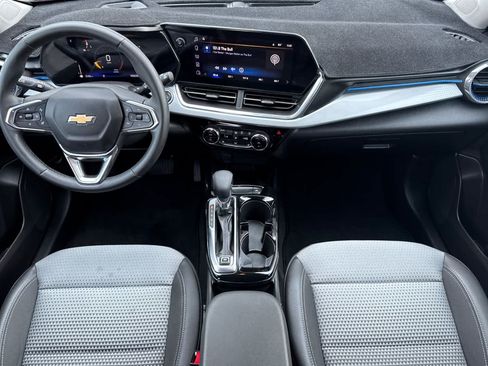 Used 2024 Chevrolet Trax LT w/ Sunroof Package FWD image 3