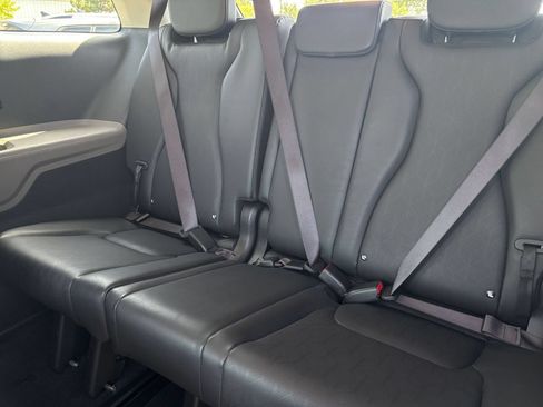 Used 2026 Kia Carnival FWD image 31