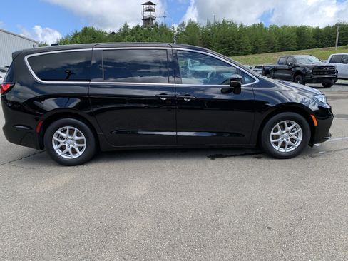 Used 2025 Chrysler Pacifica Select FWD image 10