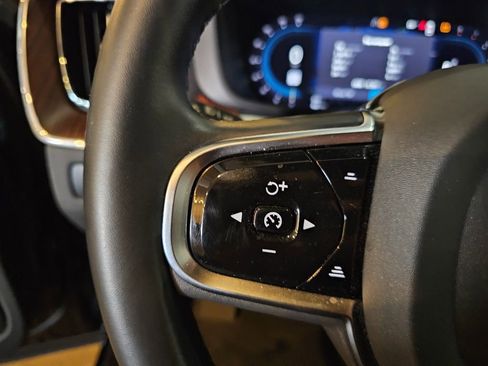 Certified 2023 Volvo XC60 B5 Plus AWD/4WD image 25