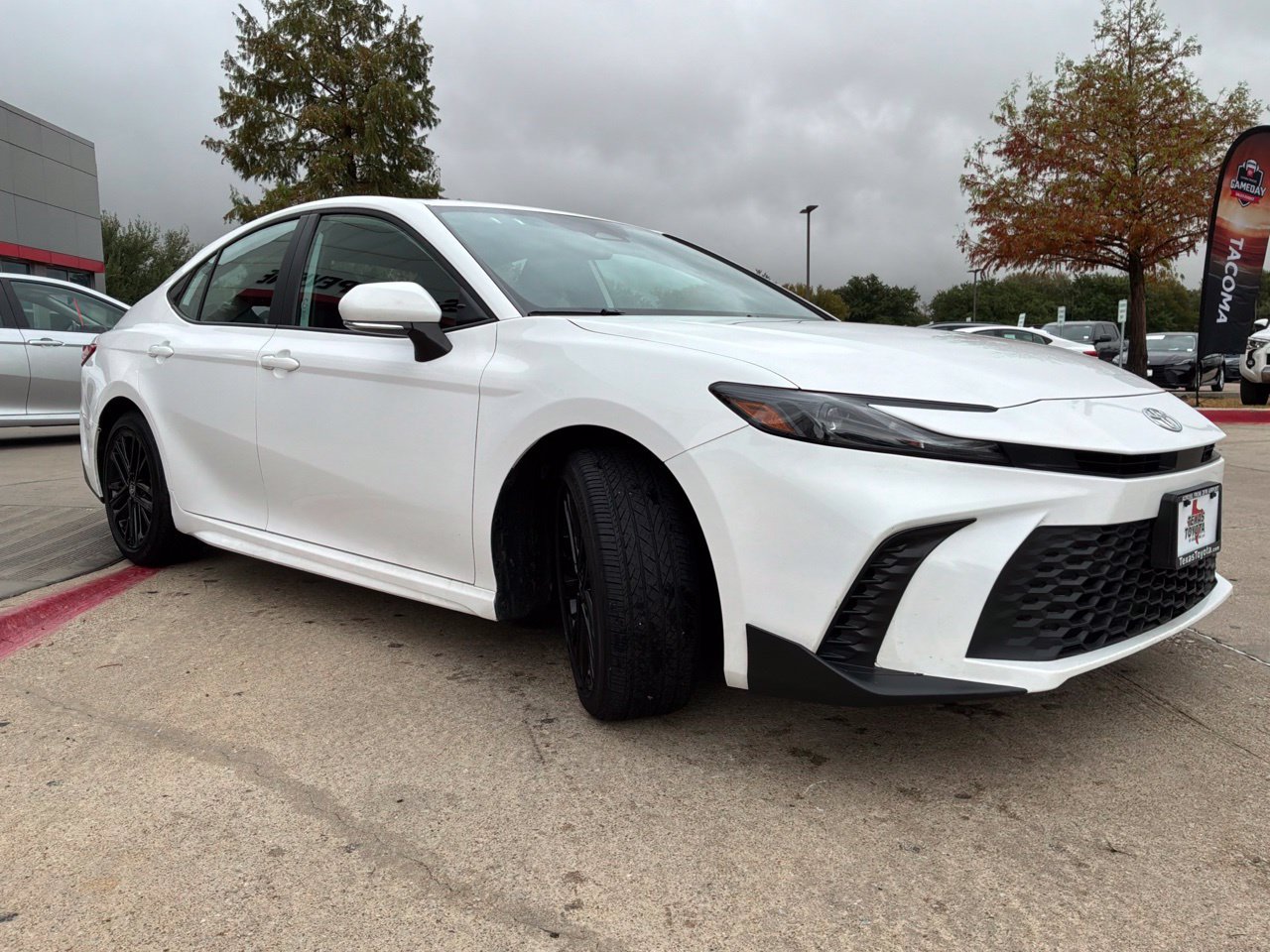 Used 2026 Toyota Camry SE FWD image 4