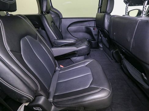 Used 2025 Chrysler Pacifica Select FWD image 19