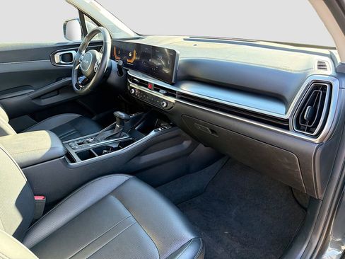 Used 2024 Kia Sorento S image 16