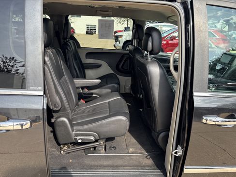 Used 2013 Chrysler Town & Country Touring-L w/ Driver Convenience Group FWD image 13