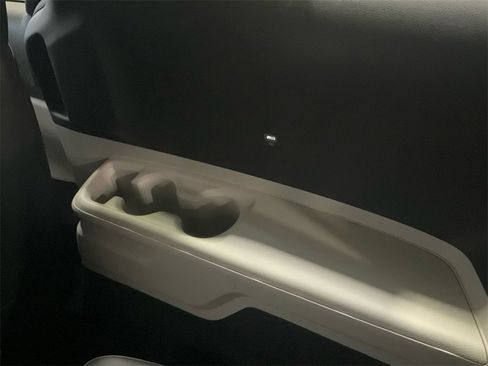 Used 2024 Kia Carnival LX image 31