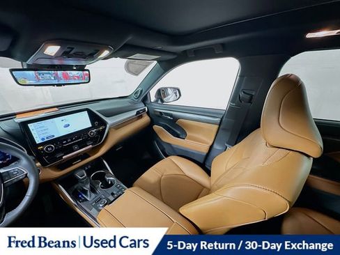 Used 2025 Toyota Highlander Platinum image 29