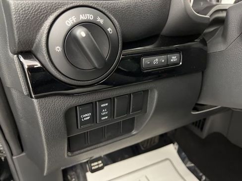 Used 2024 Nissan Titan SV w/ SV Convenience Package image 32