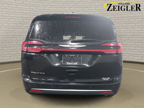 Used 2025 Chrysler Pacifica Select FWD image 6