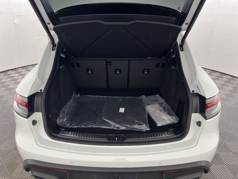 Certified 2026 Porsche Macan AWD/4WD image 21