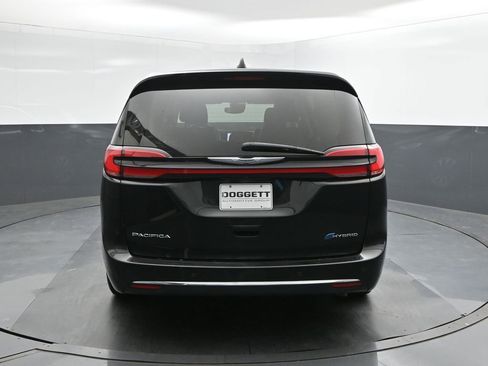 Used 2023 Chrysler Pacifica Touring-L FWD image 5