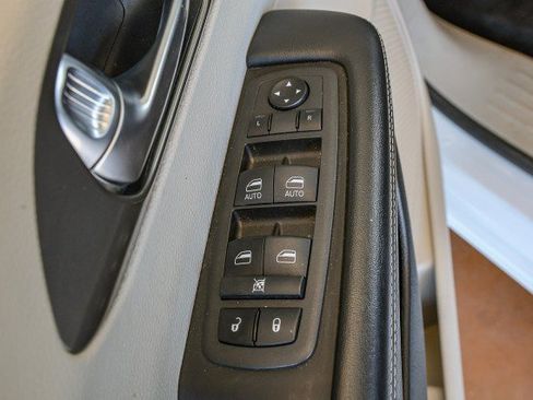 Used 2022 Chrysler Pacifica Touring-L FWD image 28