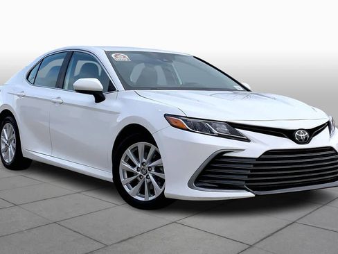 Used 2023 Toyota Camry LE image 3