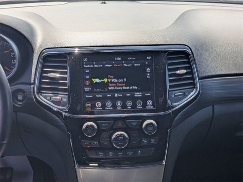 Used 2022 Jeep Grand Cherokee Laredo X image 19