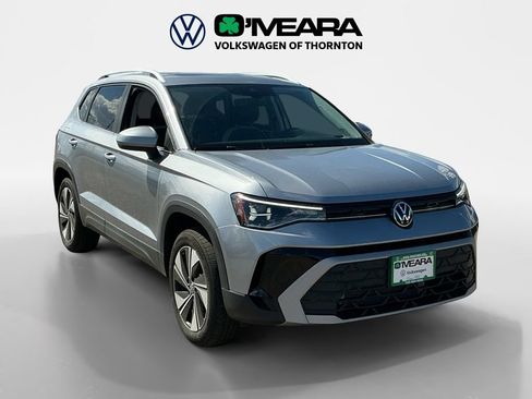 Used 2025 Volkswagen Taos SE w/ Panoramic Sunroof Package AWD/4WD image 7