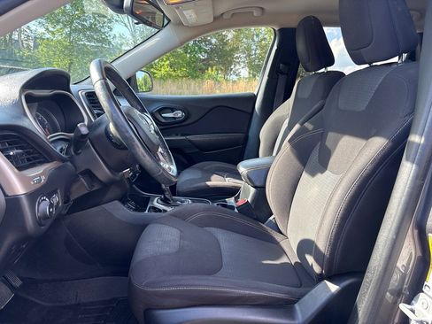 Used 2016 Jeep Cherokee Latitude w/ Safety/Convenience Group FWD image 12