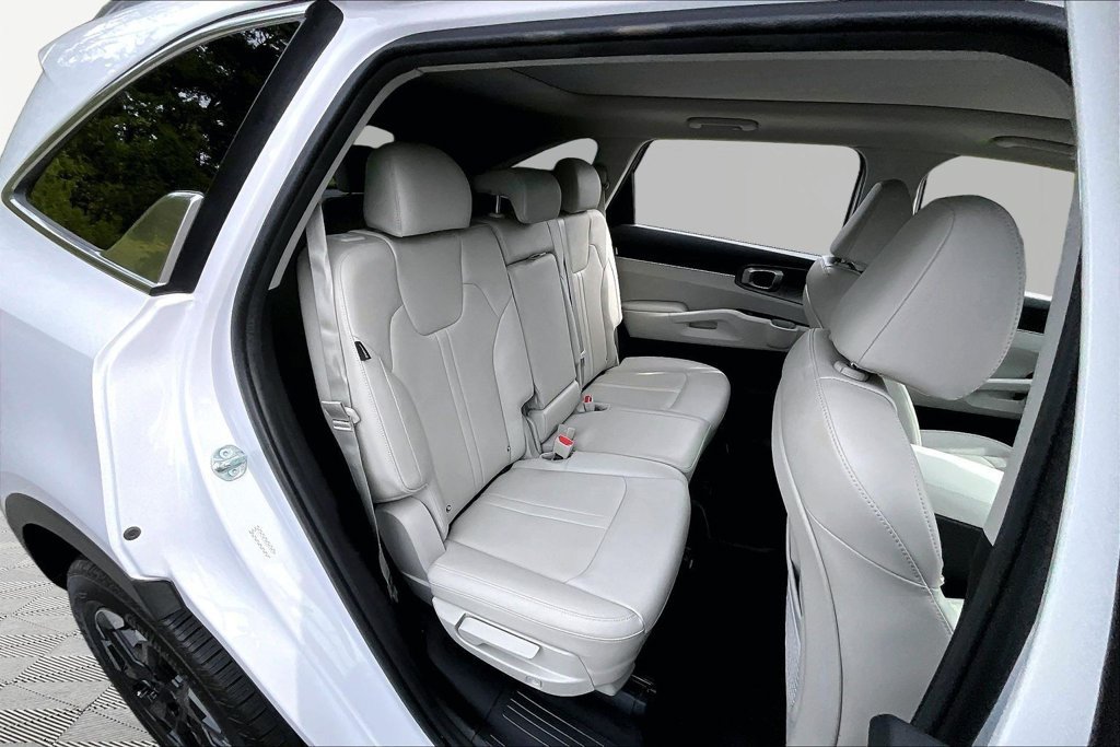 Used 2025 Kia Sorento S w/ Panoramic Sunroof Package FWD image 17