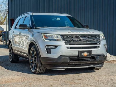 Used 2018 Ford Explorer XLT w/ Equipment Group 202A image 7