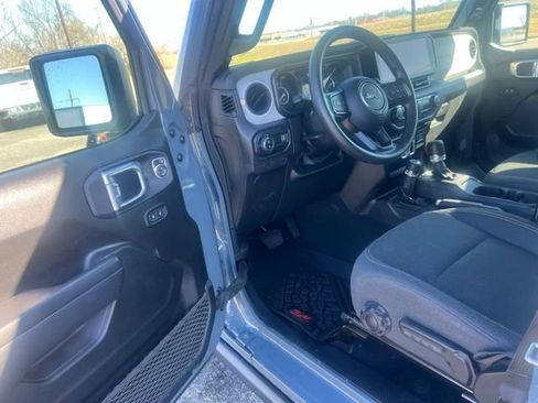 Used 2025 Jeep Gladiator Sport image 10