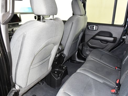 Used 2025 Jeep Wrangler Unlimited Sahara AWD/4WD image 30