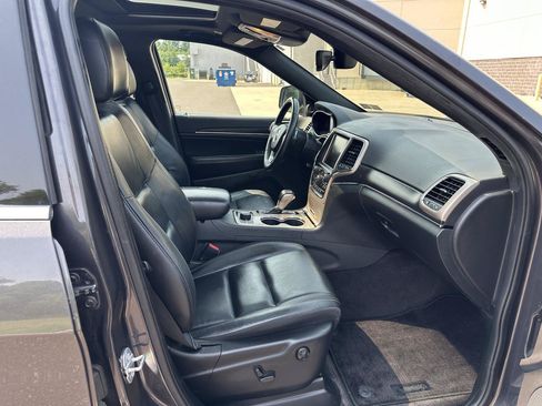 Used 2017 Jeep Grand Cherokee Limited AWD/4WD image 18