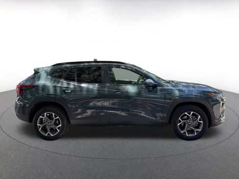 Used 2025 Chevrolet Trax LT FWD image 14