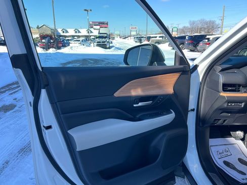 Certified 2025 Toyota Grand Highlander Platinum image 10