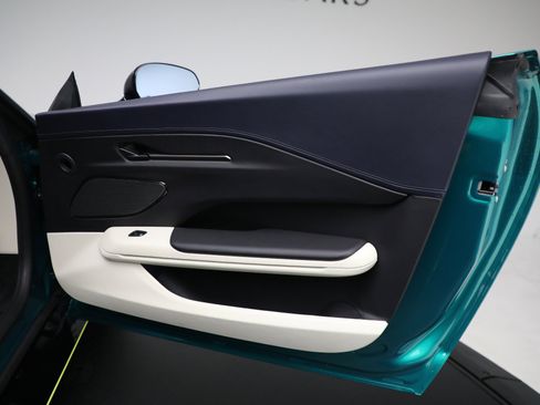 Used 2025 Aston Martin V8 Vantage image 14