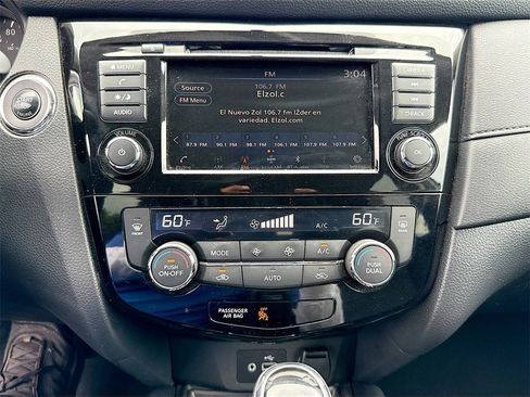 Used 2018 Nissan Rogue SV image 15